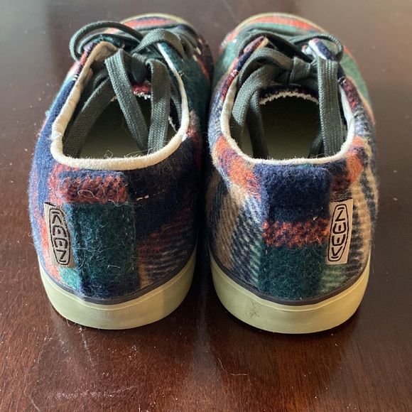 Keen Women’s Elsa wool fleece Sneaker size 9. Like new. Worn once. - Picture 2 of 10